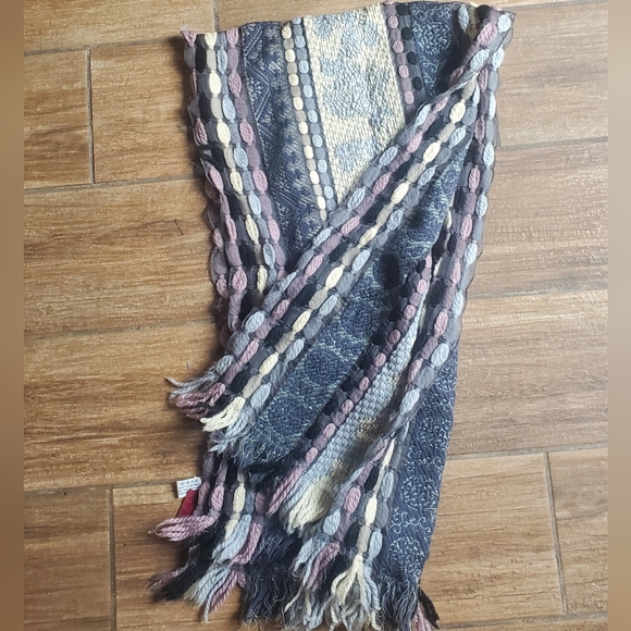 Kenzo Made in Italy Wool and Silk Scarf. - Picture 6 of 16